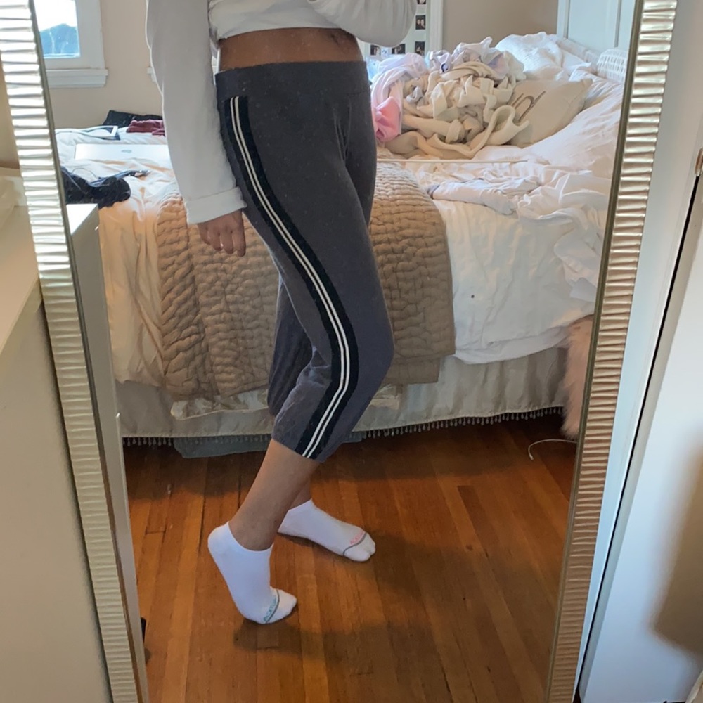 Monrow Grey cropped sweatpants